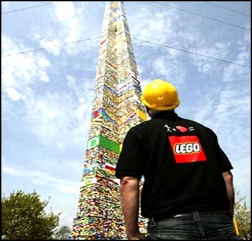 башня из конструктора Lego. 